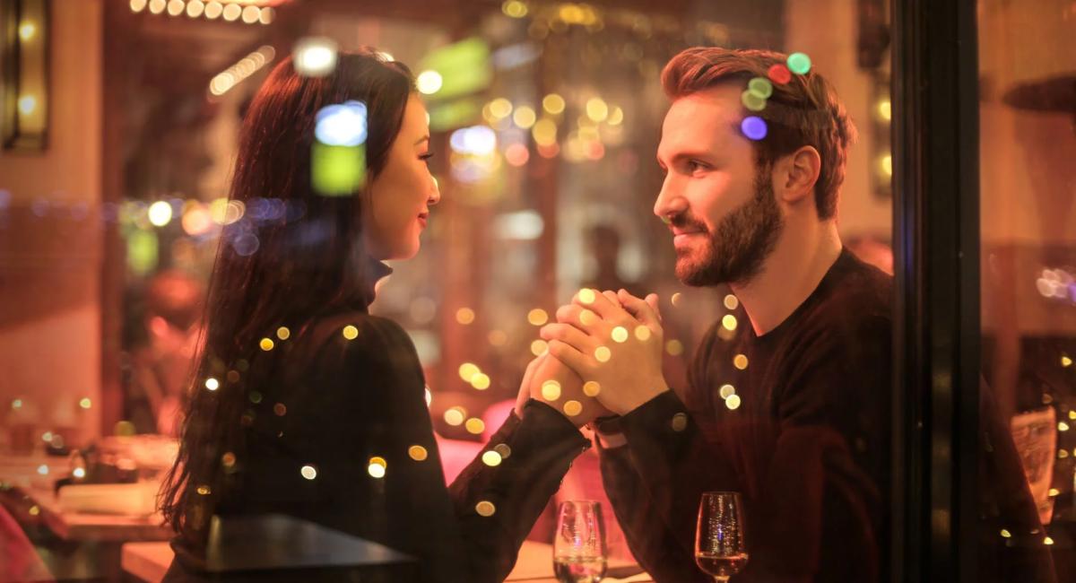 Um casal namorando em um restaurante